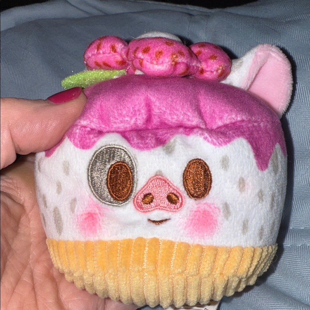 Munching Pua Dragon Fruit Scented ett Petit Cake Single Serve Plush Light Up Toy